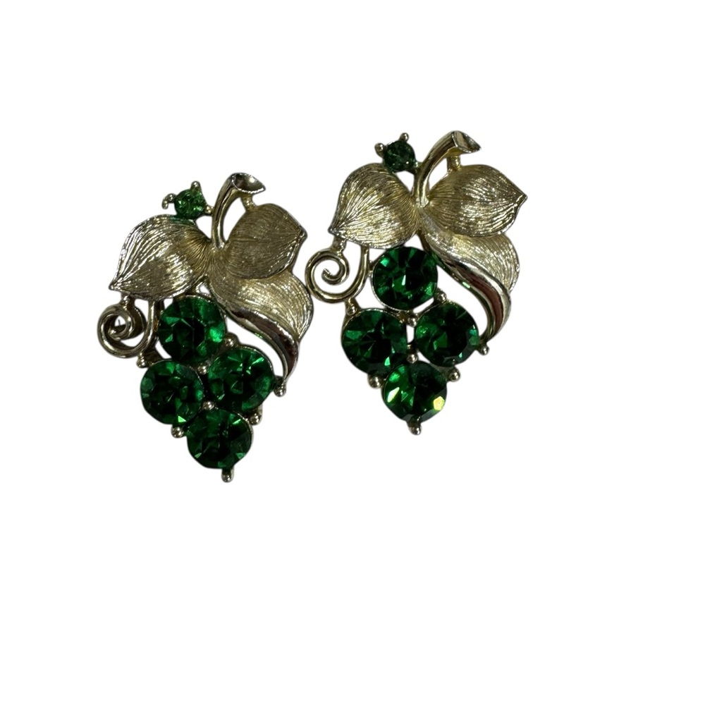 Vintage Lisner Goldtone Metal Green Rhinestone Grape Cluster Clip Earrings - Picture 2 of 6